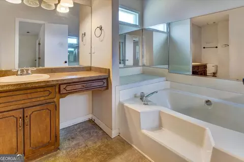 Bath - 11553 Matthews Trl, Hampton, GA 30228 photo 2 of 4