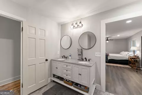 Bath - 5907 Main St, Lula, GA 30554 photo 4 of 5