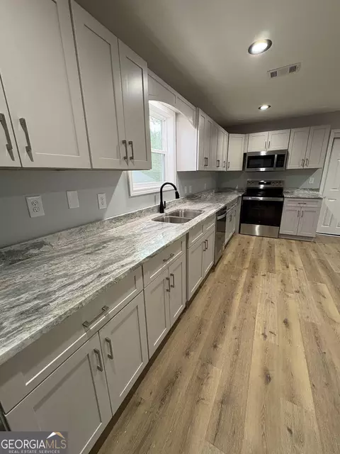 Kitchen - 501 Hillside Dr, Dublin, GA 31021 photo 2 of 3