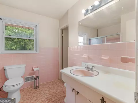 Bath - 2026 Pinecrest Dr, Morrow, GA 30260 photo 3 of 5