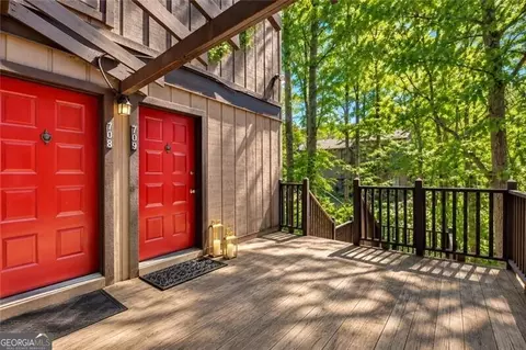 709 River Run Dr, Sandy Springs, GA 30350