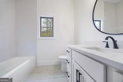 Bath - 410 Edgewater Trl, Toccoa, GA 30577 photo 3 of 6
