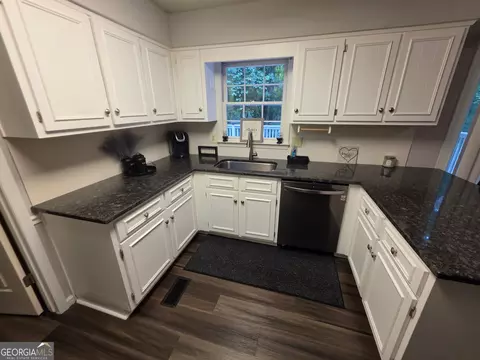 Kitchen - 109 Huntcliff Ct, Lagrange, GA 30240 photo 2 of 3