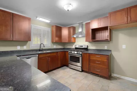 Kitchen - 127 Windsor Dr, Calhoun, GA 30701 photo 1 of 2