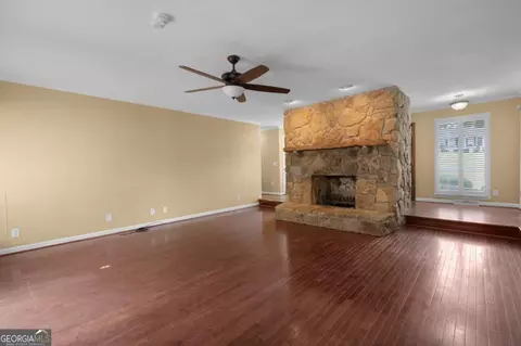 Living - 127 Windsor Dr, Calhoun, GA 30701 photo 1 of 7