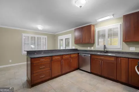Kitchen - 127 Windsor Dr, Calhoun, GA 30701 photo 2 of 2