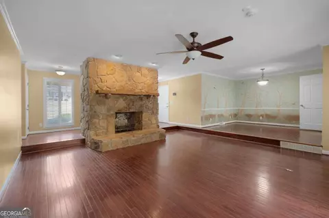 Living - 127 Windsor Dr, Calhoun, GA 30701 photo 2 of 7