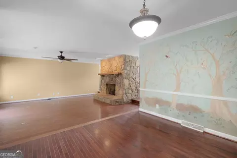 Living - 127 Windsor Dr, Calhoun, GA 30701 photo 4 of 7