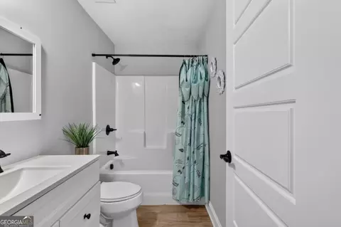 Bath - 208 Shields St, Winder, GA 30680 photo 3 of 6