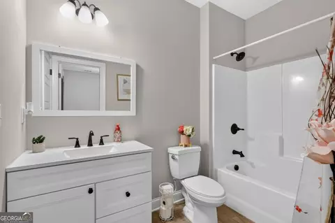 Bath - 208 Shields St, Winder, GA 30680 photo 2 of 6