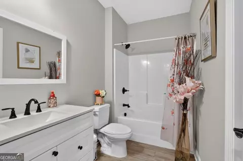 Bath - 208 Shields St, Winder, GA 30680 photo 1 of 6