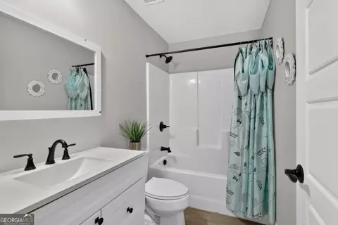 Bath - 208 Shields St, Winder, GA 30680 photo 4 of 6