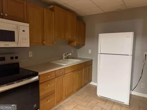 Kitchen - 522 Morgan Ct, Hampton, GA 30228 photo 3 of 3