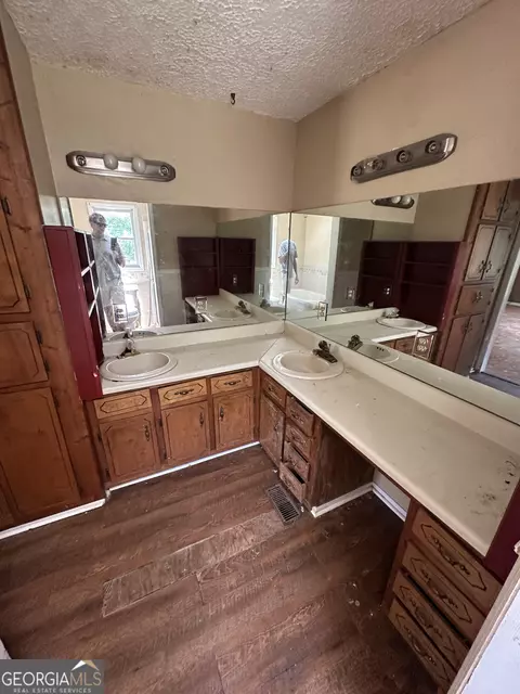 Bath - 3891 Hogansville Rd, Lagrange, GA 30241 photo 4 of 6