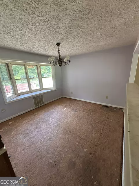 Living - 3891 Hogansville Rd, Lagrange, GA 30241 photo 3 of 6