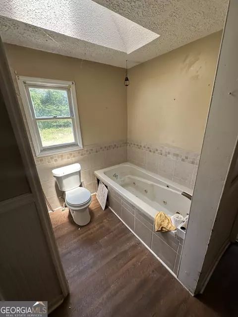 Bath - 3891 Hogansville Rd, Lagrange, GA 30241 photo 2 of 6