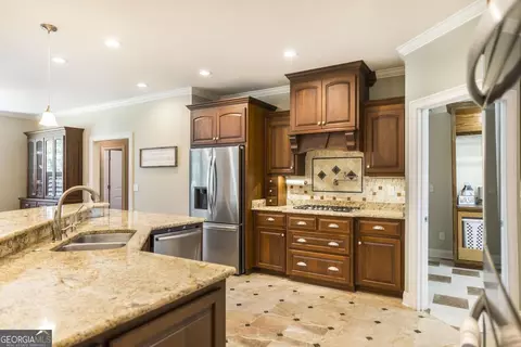 Kitchen - 202 Lowpoint Trl, Warner Robins, GA 31093 photo 2 of 6