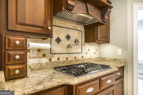 Kitchen - 202 Lowpoint Trl, Warner Robins, GA 31093 photo 4 of 6