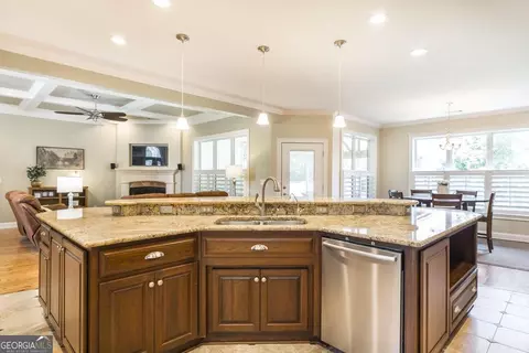 Kitchen - 202 Lowpoint Trl, Warner Robins, GA 31093 photo 3 of 6