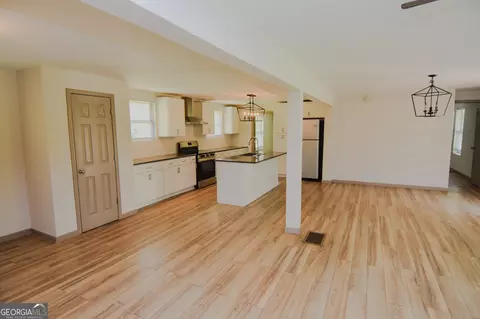 Living - 104 Gainer Rd, Griffin, GA 30223 photo 2 of 4