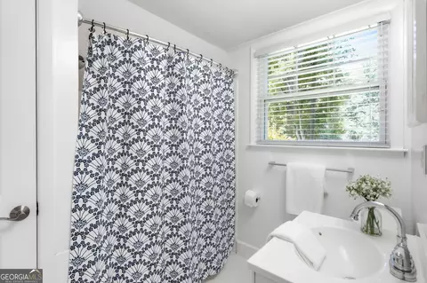 Bath - 3651 Cold Spring Ln, Atlanta, GA 30341 photo 5 of 6