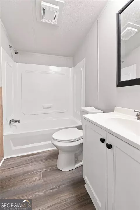 Bath - 274 E Wright St, Winder, GA 30680 photo 2 of 2