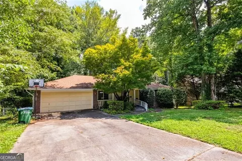 2761 Brackenwood Dr, Snellville, GA 30039
