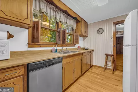 Kitchen - 625 Ila Rd, Commerce, GA 30529 photo 3 of 4