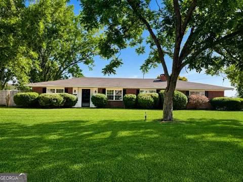 1214 E Barnard St, Glennville, GA 30427