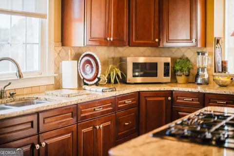 Kitchen - 1101 E Magnolia Loop, Madison, GA 30650 photo 2 of 3