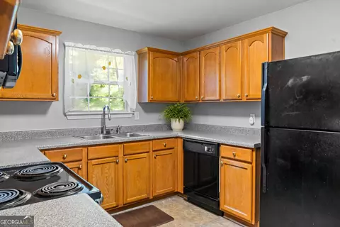 Kitchen - 1952 Boatswain Dr, Hampton, GA 30228 photo 2 of 3