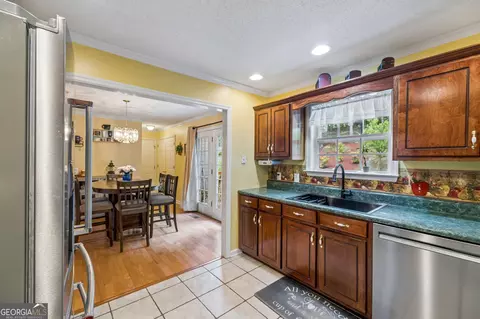 Kitchen - 2926 Vine Dr, Dalton, GA 30721 photo 3 of 4