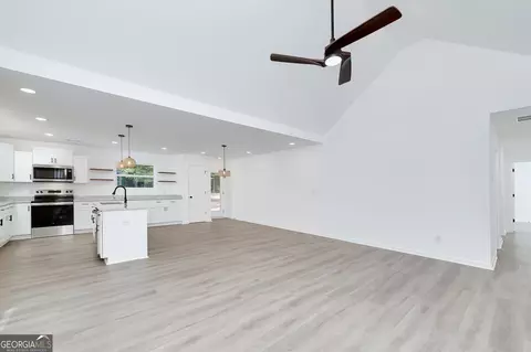 Living - 548 Barnesville Rd, Griffin, GA 30224 photo 2 of 3