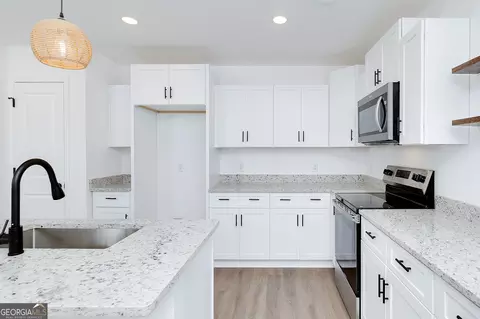 Kitchen - 548 Barnesville Rd, Griffin, GA 30224 photo 4 of 6