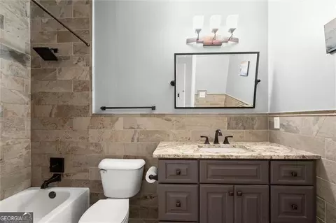 Bath - 8925 Pinehurst Cv, Duluth, GA 30097 photo 4 of 6
