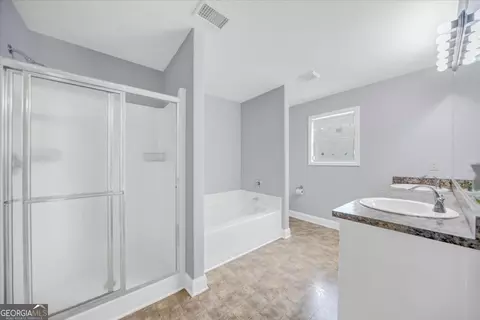Bath - 1411 Silvergate Way, Winder, GA 30680 photo 1 of 3