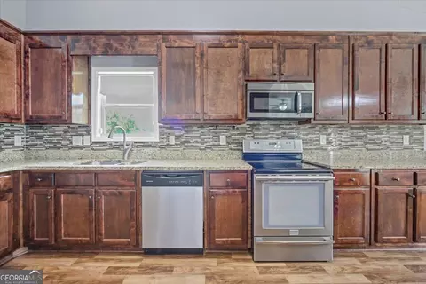 Kitchen - 1411 Silvergate Way, Winder, GA 30680 photo 2 of 3