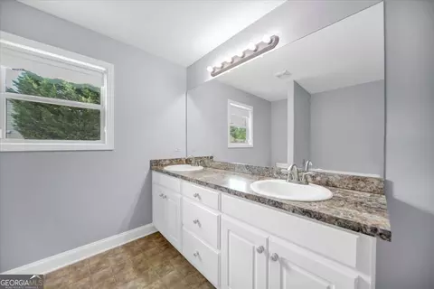 Bath - 1411 Silvergate Way, Winder, GA 30680 photo 2 of 3
