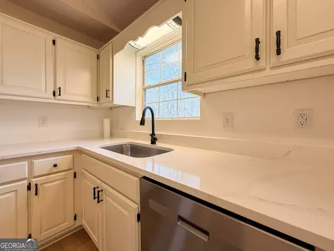 Kitchen - 1492 Highway 198, Carnesville, GA 30521 photo 2 of 3