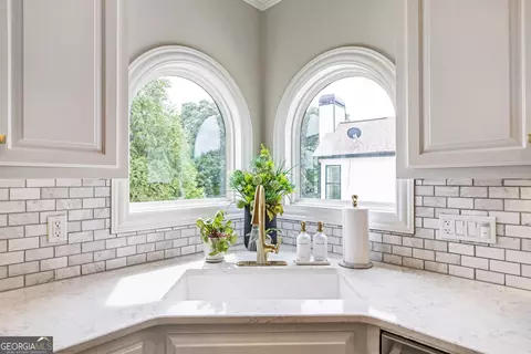 Kitchen - 515 Delaperriere Loop, Jefferson, GA 30549 photo 3 of 5