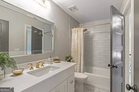Bath - 515 Delaperriere Loop, Jefferson, GA 30549 photo 4 of 5
