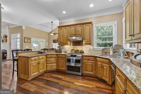 Kitchen - 1041 Spring Lake Dr, Bishop, GA 30621 photo 3 of 8