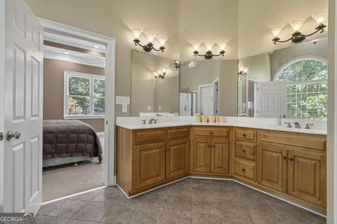 Bath - 1041 Spring Lake Dr, Bishop, GA 30621 photo 2 of 6