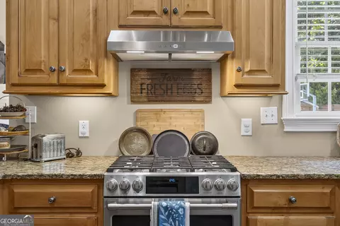 Kitchen - 1041 Spring Lake Dr, Bishop, GA 30621 photo 6 of 8