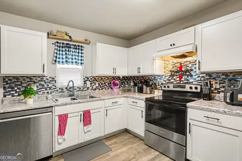Kitchen - 20 Natures Trl, Covington, GA 30016 photo 3 of 4