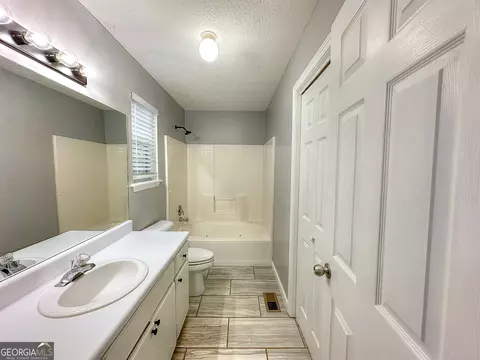 Bath - 100 Teaver Ct, Lagrange, GA 30240 photo 1 of 4