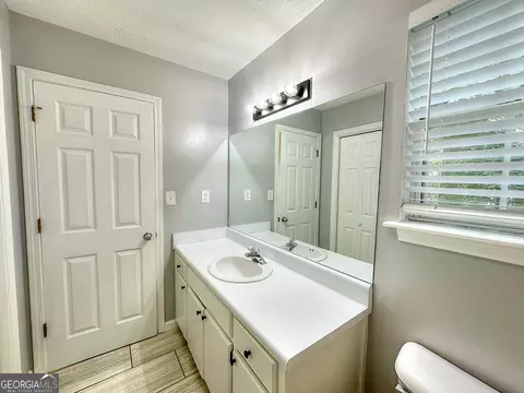 Bath - 100 Teaver Ct, Lagrange, GA 30240 photo 2 of 4