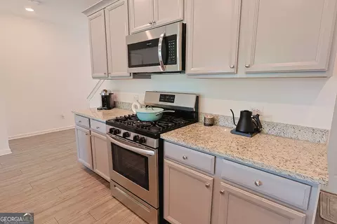 Kitchen - 532 Sausalito Walk, Suwanee, GA 30024 photo 5 of 5