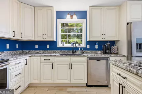 Kitchen - 274 Stringer Rd, Rockmart, GA 30153 photo 6 of 8
