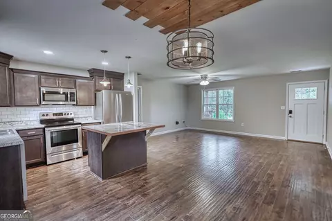 Living - 1020 Flat Rock Rd, Madison, GA 30650 photo 4 of 4